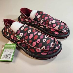 NWT Sanuk lips kisses Donna Lil Icon Slip On Shoes Kids 5
